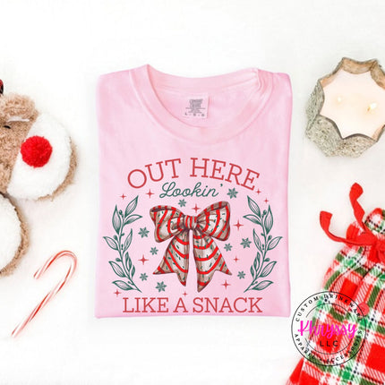 Blossom Comfort Colors tee with the Lookin Like A Snack candy cane bow.