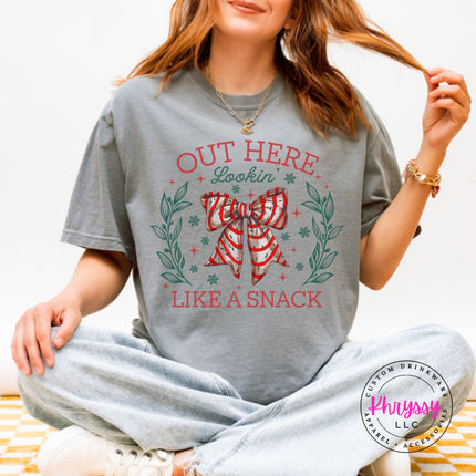 Granite Comfort Colors tee with the Lookin Like A Snack candy cane bow.