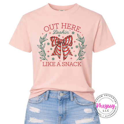 Peachy Comfort Colors tee with the Lookin Like A Snack candy cane bow.