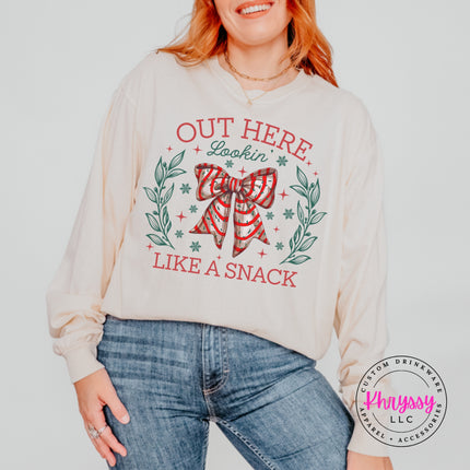 Ivory long sleeve tee with the Lookin Like A Snack candy cane bow.