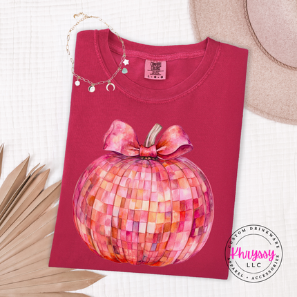 Chili tee featuring a pink and rose mosaic pumpkin with a bow.