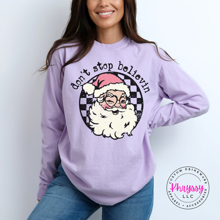 Model wearing the retro believing Santa long sleeve tee in Orchid.