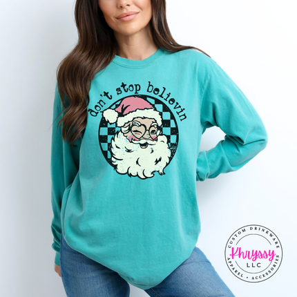 Close up of the retro believing Santa art on a Seafoam long sleeve tee.