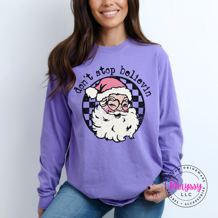 Model wearing the retro believing Santa long sleeve tee in Orchid.