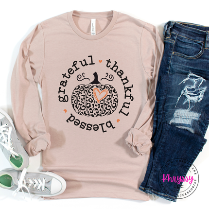 Heather pink gravel tee featuring a grateful thankful blessed circle print.