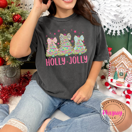 Model wearing the Holly Jolly bow tree tee in Pepper.