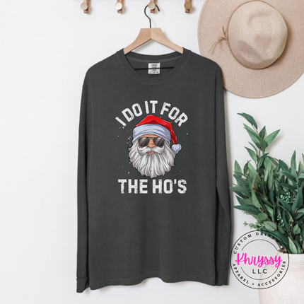 Model wearing the funny sunglasses Santa long sleeve tee in Graphite.