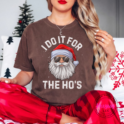 Flat lay of the funny sunglasses Santa Christmas tee in Espresso.