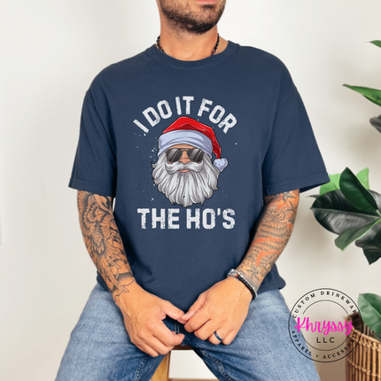 Model wearing the funny sunglasses Santa tee in Midnight.