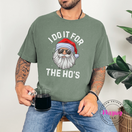 Close up of the funny sunglasses Santa art on a Moss tee.
