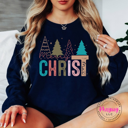 Model wearing the Merry Christ mas crewneck sweatshirt in Navy.