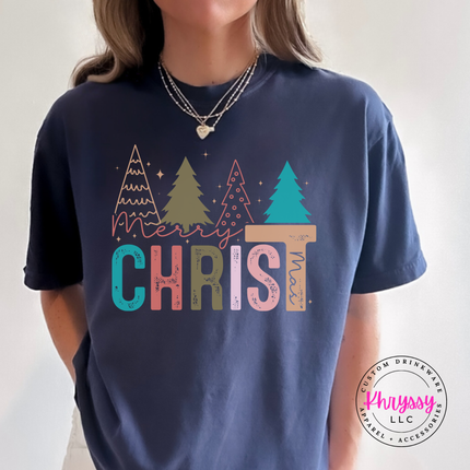 Model wearing the Merry Christ mas tee in Midnight.